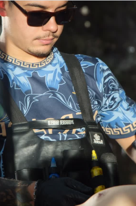 Dövme sanatçısı çalışırken